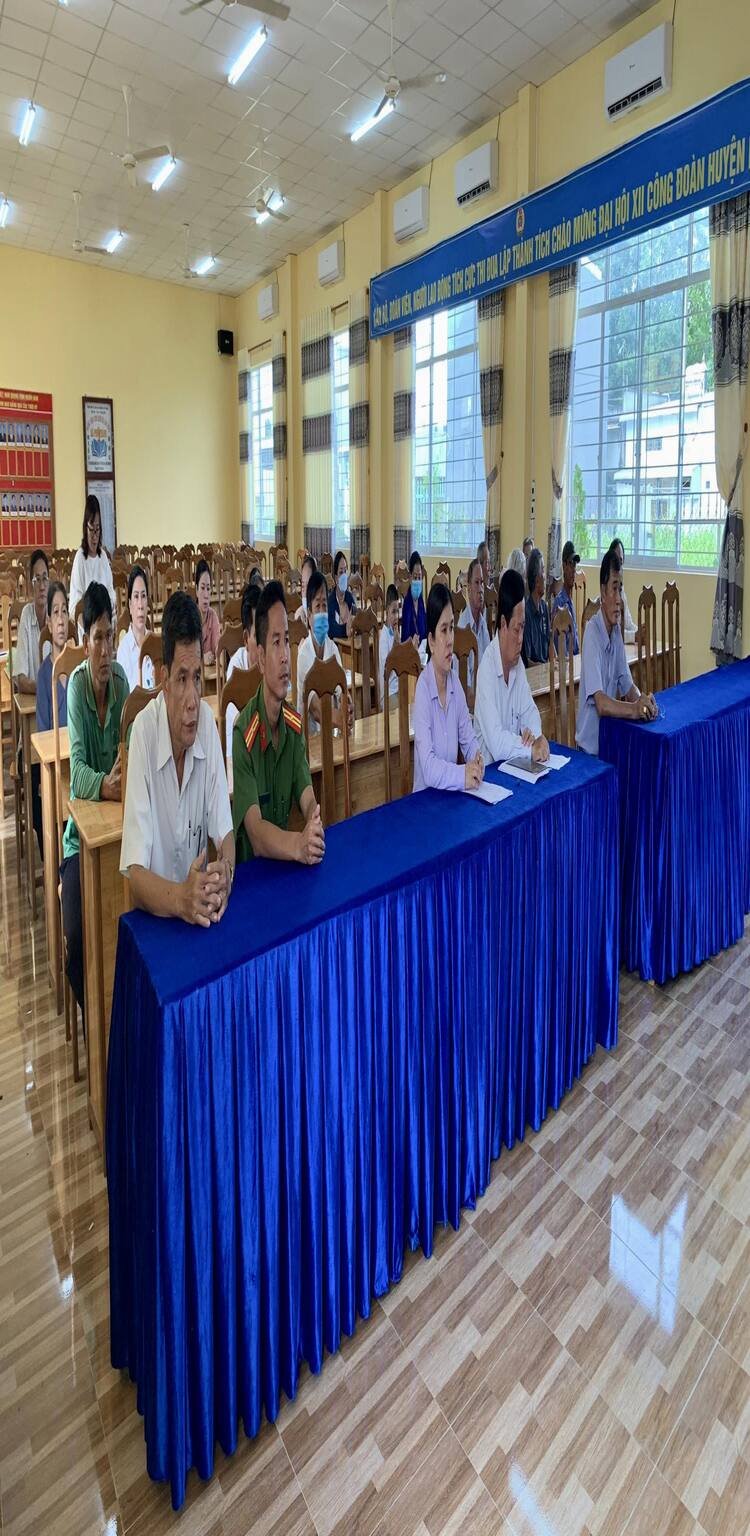 Người thân, gia đình các thương binh, bệnh binh và gia đình chính sách tham gia buổi họp mặt