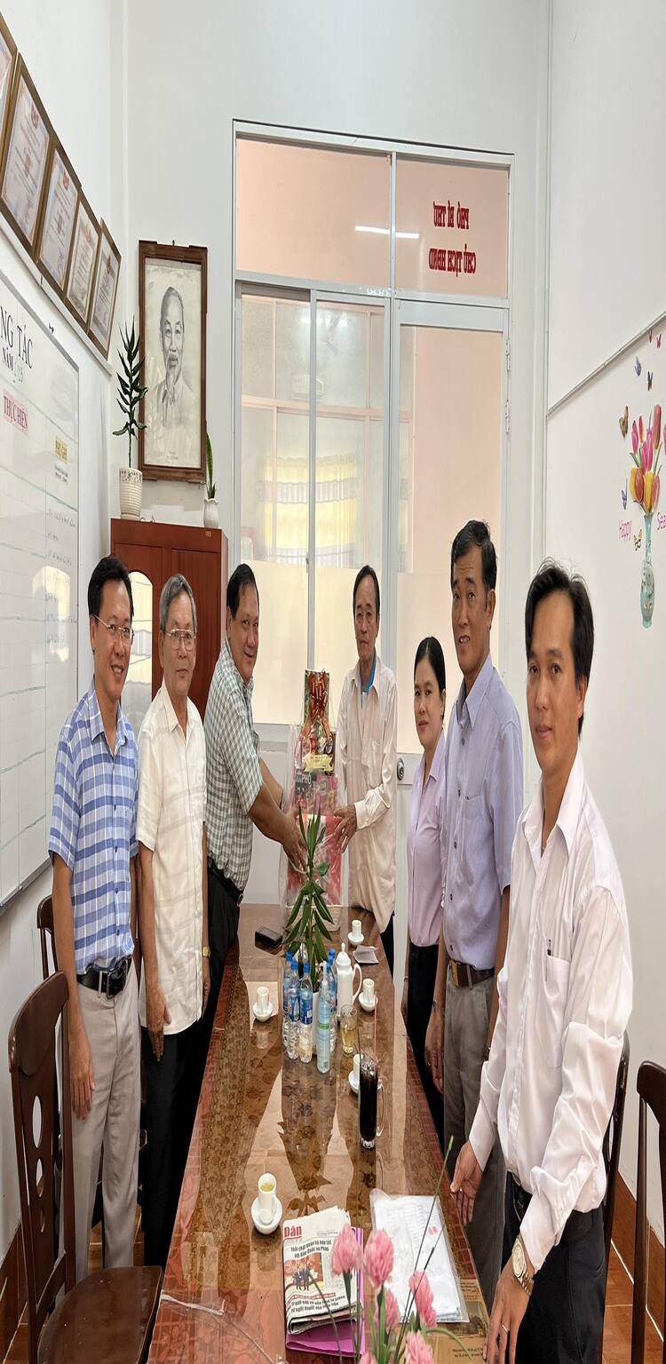 Đoàn công tác huyện do Đ/c Phạm Thành Minh, UVBTVHU - CTHĐND huyện thăm hỏi và tặng quà cho gia đình chính sách tiêu biểu