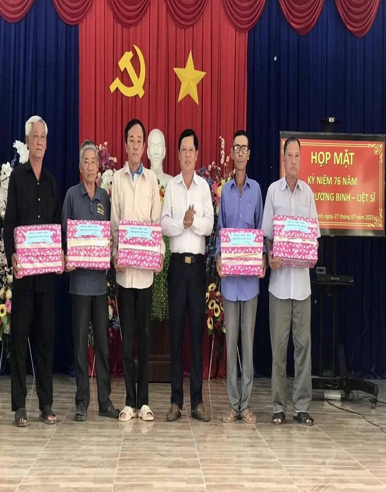 Tặng quà cho gia đình chính sách