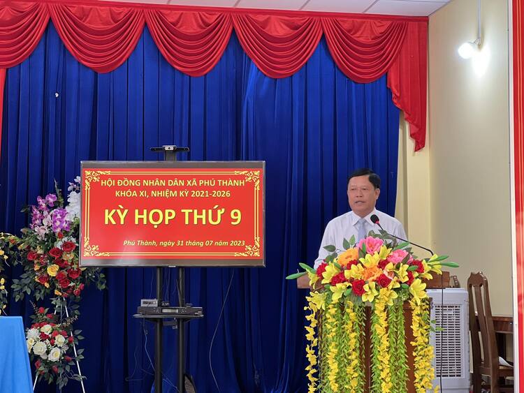 Đ/c Nguyễn Bá Vạn - Bí thư Đảng ủy, Chủ tịch UBND xã giải trình ý kiến chất vấn của đại biểu