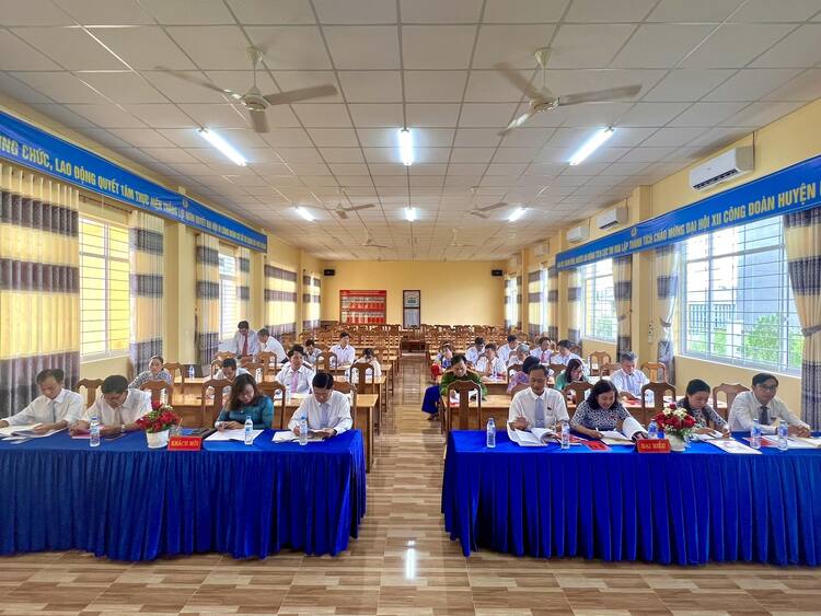 Đại biểu HĐND xã và khách mời tham dự