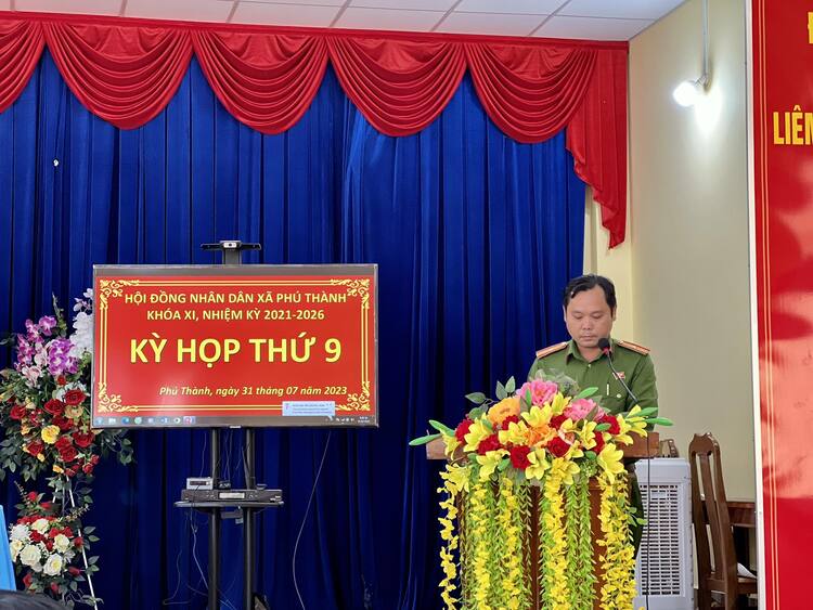 Đ/c Hồ văn Nguyên - Trưởng Công an xã trã lời chất vấn của đại biểu