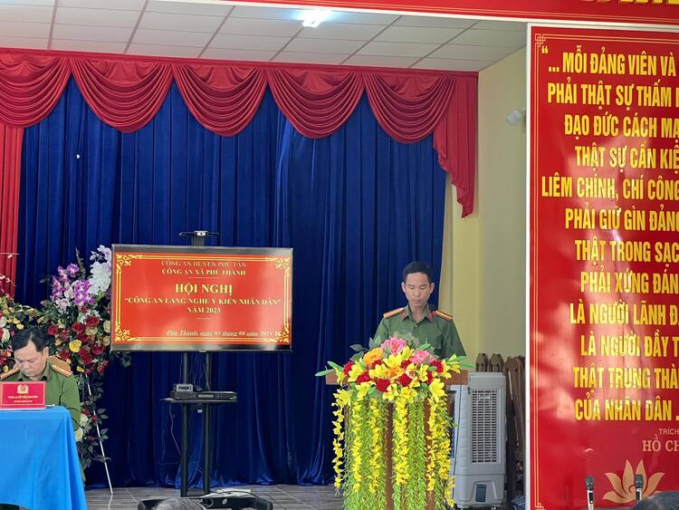 Đồng chí thiếu tá Nguyễn Văn Tín - Phó trưởng Công an xã báo cáo tóm tắt kết quả thực hiện công tác công an 6 tháng đàu năm 2023