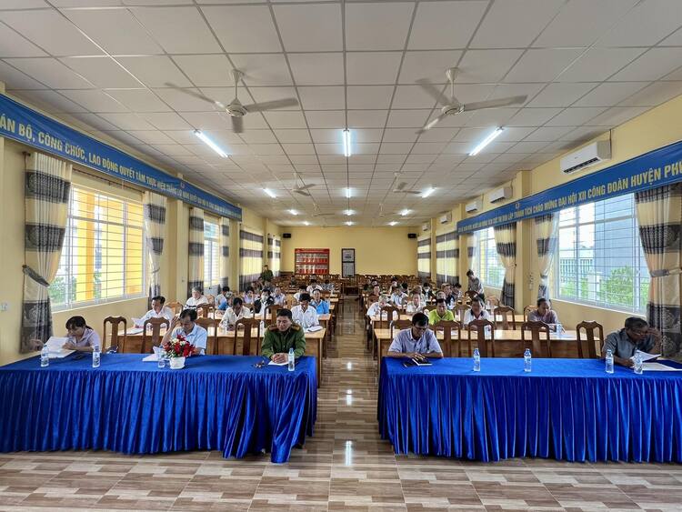 Khách mời, đại biểu và nhân dân tham dự Hội nghị