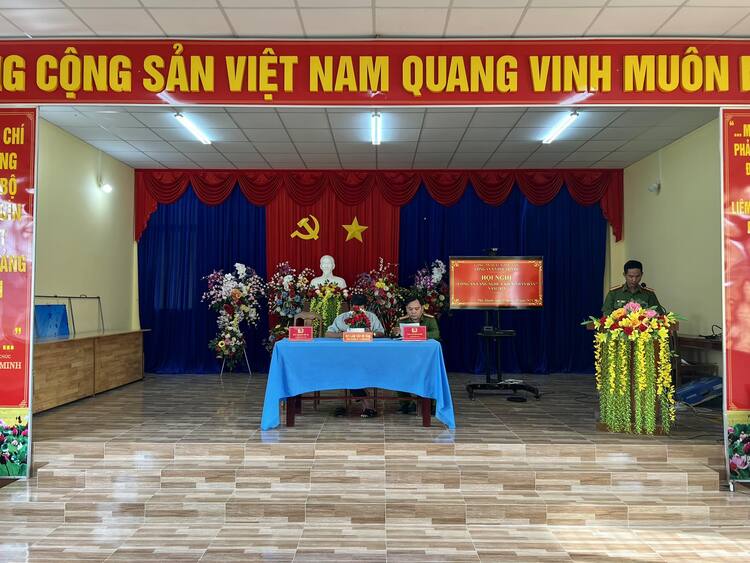 Công an xã phối hợp UBMTTQVN xã tôt chwucs hội nghị công an lắng nghe ý kiến nhân dân