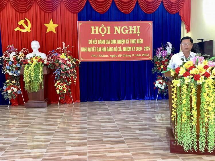 Đ/c Nguyễn Bá Vạn - Bí thư Đảng ủy, Chủ tịch UBND xã phát biểu tiếp thu ý kiến của TV huyện ủy