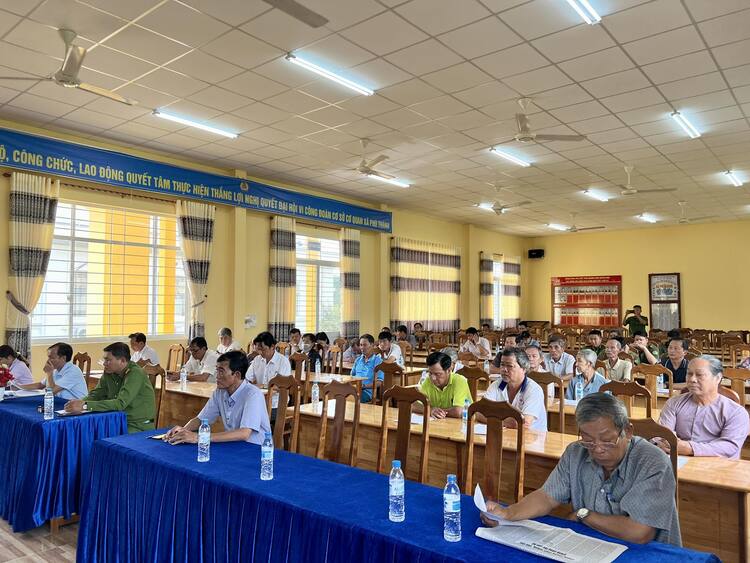 Khách mời, đại biểu và nhân dân tham dự Hội nghị