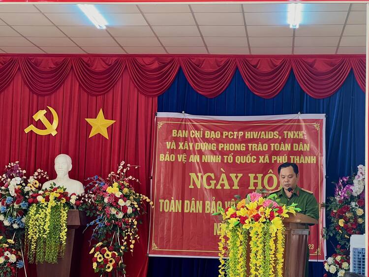 Đ/c Thiếu tá Hồ Văn Nguyên phát biểu báo cáo tại hội nghị