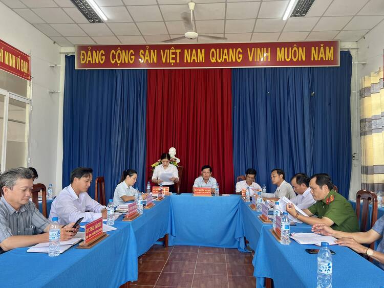 Đ/c Nguyễn Thị Phương Linh - phó Chủ tịch UBND xã thông qua báo cáo