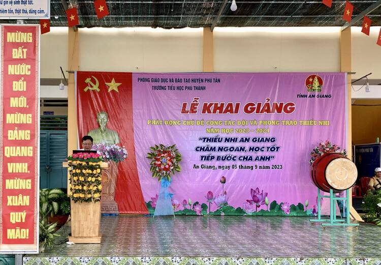 Ông Mai Minh Triệu - Hiệu trưởng trường Tiểu học Phú Thành phát biểu khai mạc