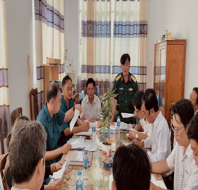Thượng tá Nguyễn Văn Tuấn - Phó CHT Ban CHQS huyện Phú Tân phát biểu chỉ đạo