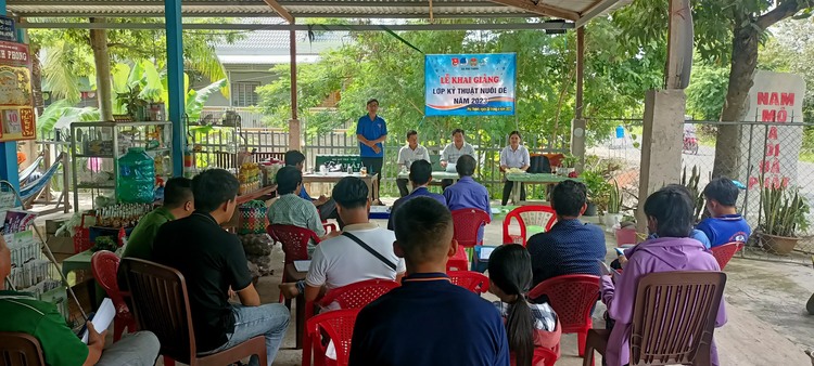 Khai giảng lớp nghề chăn nuôi dê