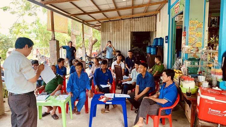 Người dân tham gia học lớp chăn nuôi dê
