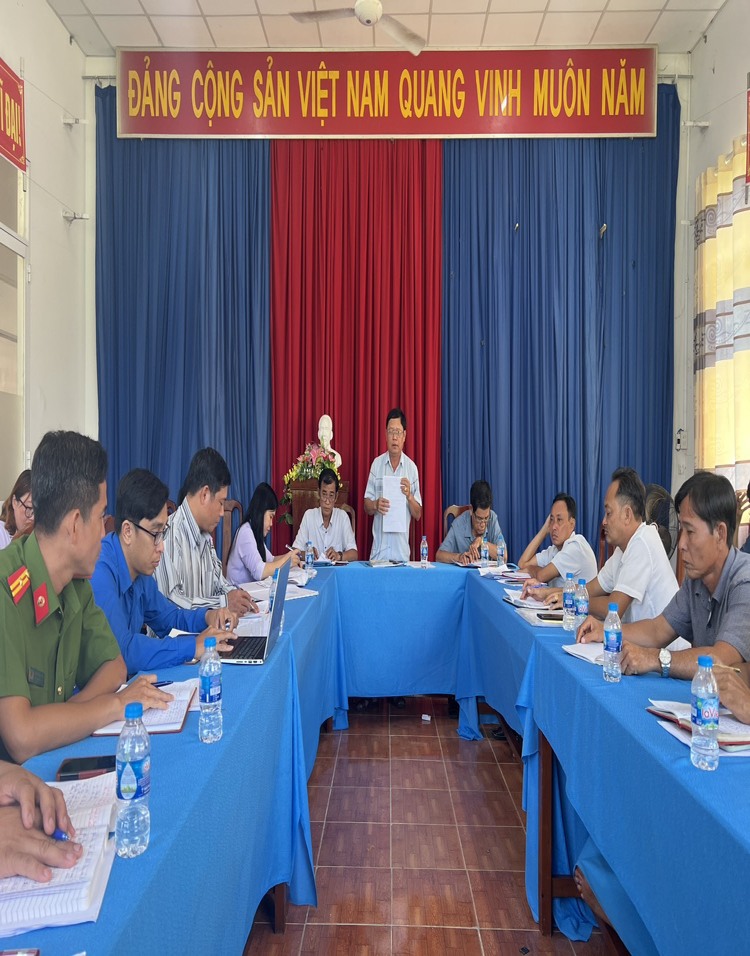 Ông Nguyễn Bá Vạn, Bí thư Đảng ủy - CT UBND xã gợi ý thảo luận tại hội nghị