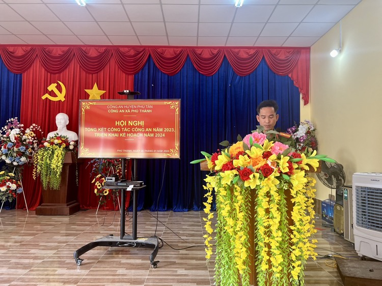 Đ/c Thiếu tá Nguyễn Văn Tín- Phó trưởng Công an xã thông qua báo cáo thực hiện nhiệm vụ năm 2023