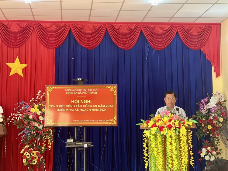 Ông Nguyễn Bá Vạn, Bí thư Đảng ủy - CT UBND xã phát biểu chỉ đạo hội nghị